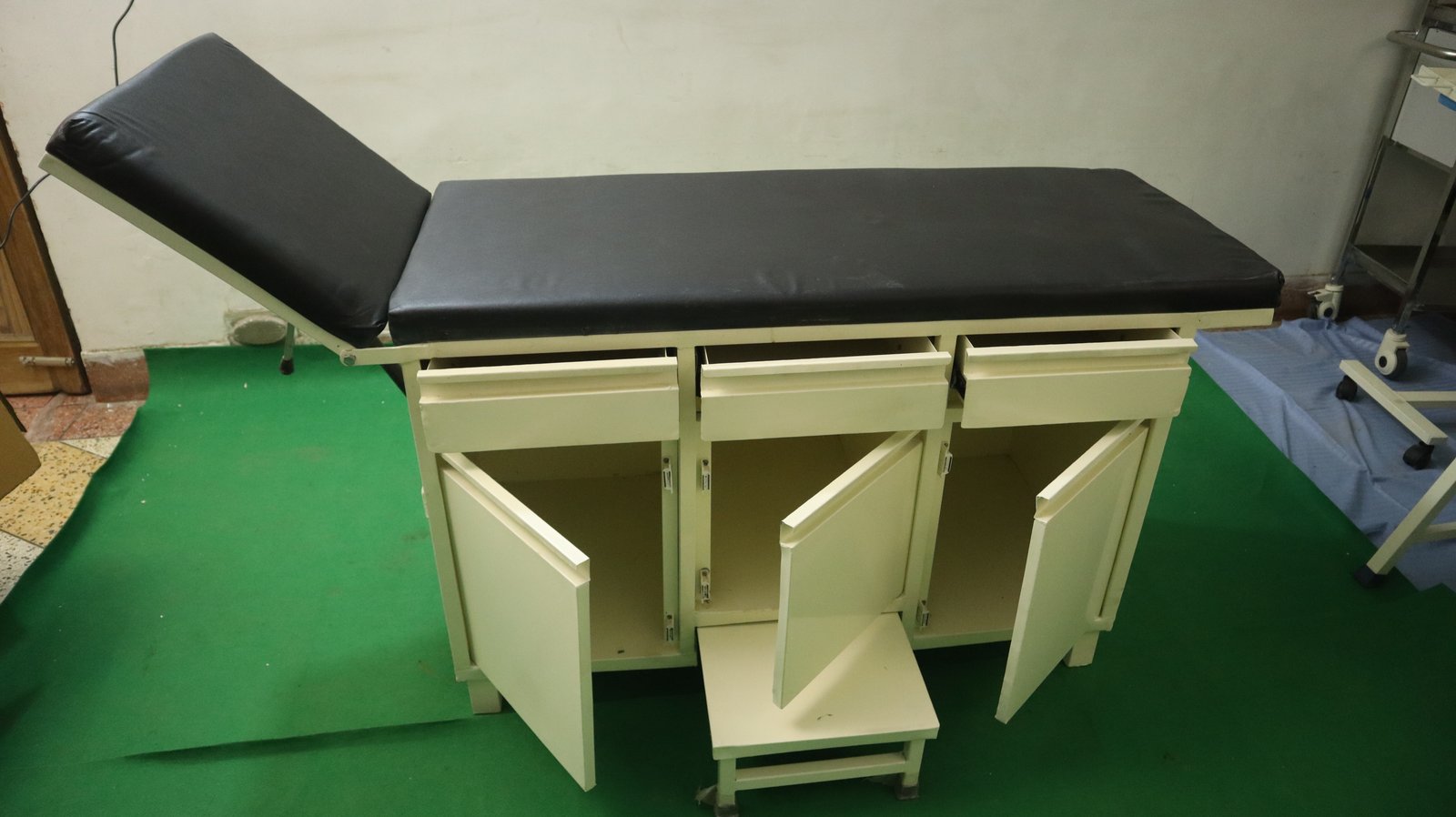 EXAMINATION COUCH